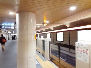 駅看板「東京メトロ／銀座線／日本橋駅／№3」の写真です。ホーム線路前にある電飾看板です。