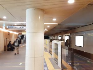駅看板「東京メトロ／銀座線／日本橋駅／№19」の写真です。ホーム線路前にある電飾看板です。