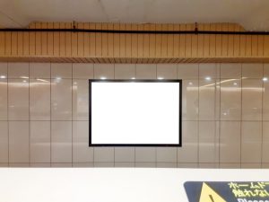 駅看板「東京メトロ／銀座線／日本橋駅／№14」の写真です。ホーム線路前にある電飾看板です。