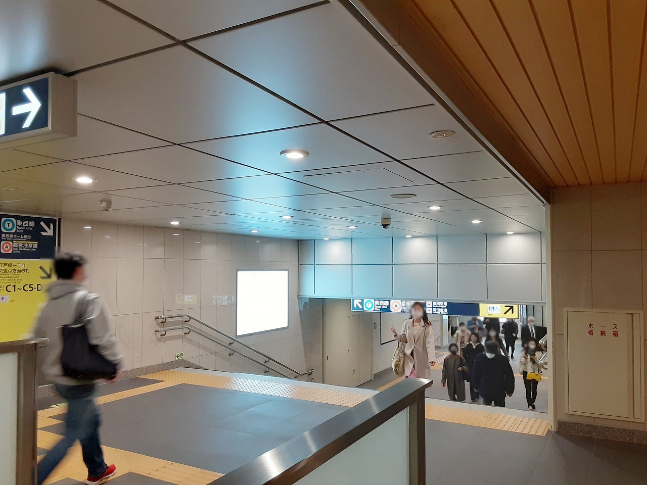 駅看板「東京メトロ／銀座線／日本橋駅」の写真です。日本橋駅の駅構内にある電飾看板です。
