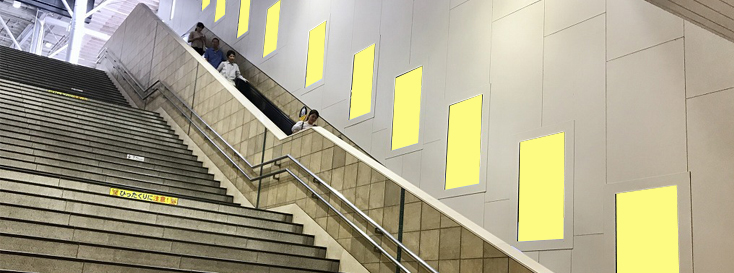 二子玉川駅階段壁面サイネージ